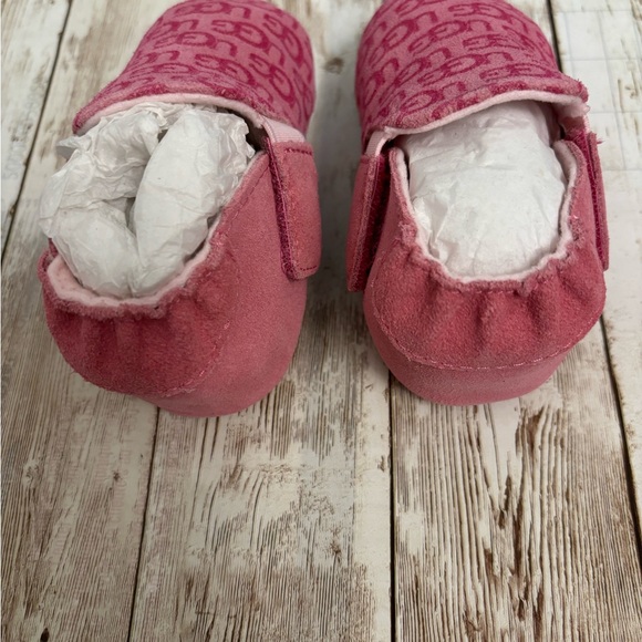 UGG Roos Baby Girl Crib Booties Logo Print Pink Size 4/5 - Picture 4 of 8